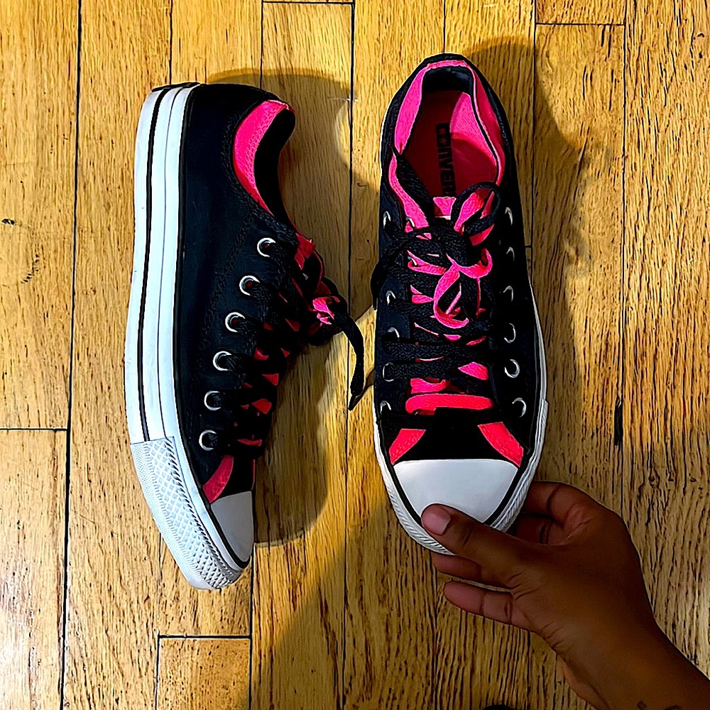 Womens size 10 converse !!
